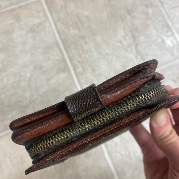 Louis Vuitton authentic bi fold wallet with coin zipper - Picture 9 of 13